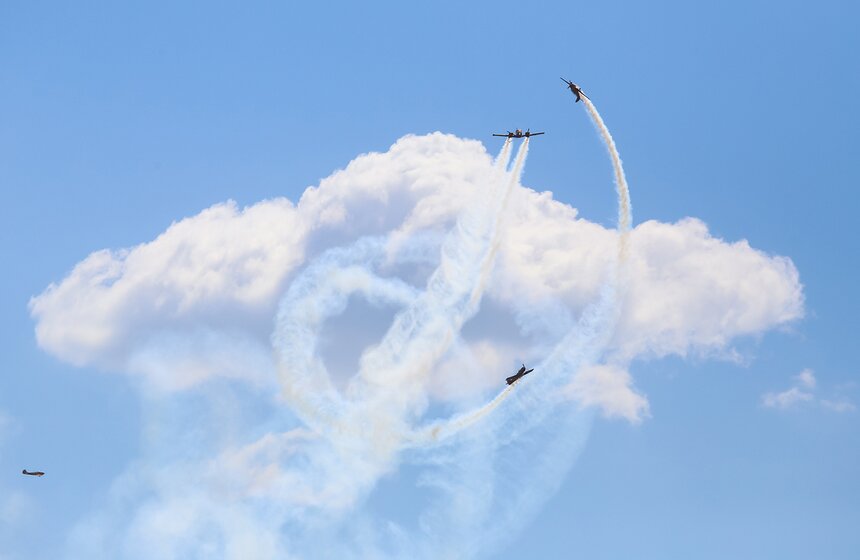 Участники группы "Первый полет" во время выполнения фигуры высшего пилотажа