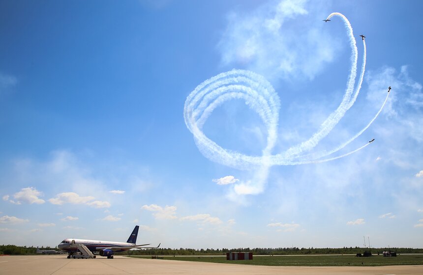 Выступление пилотажной группы "Первый полет"