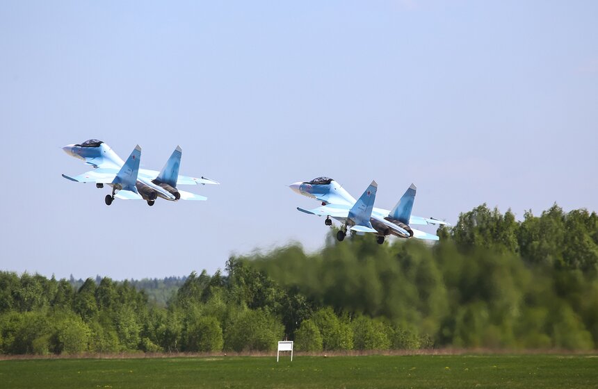 Взлет пилотажной группы "Соколы России"