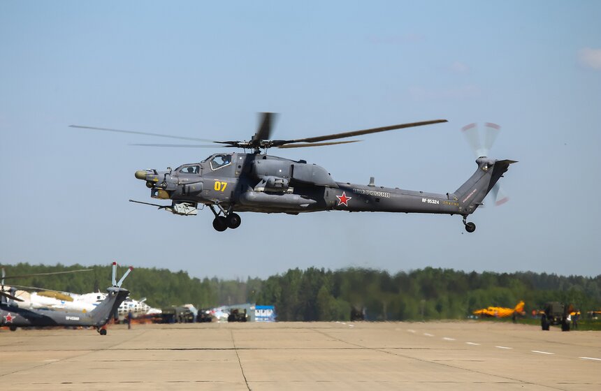 Взлет вертолета Ми-28Н "Ночной охотник" пилотажной группы "Беркуты"