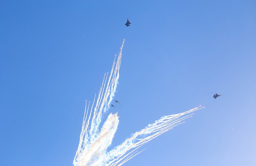 Выступление пилотажной группы "Русские витязи" стало одним из самых ярких моментов шоу
