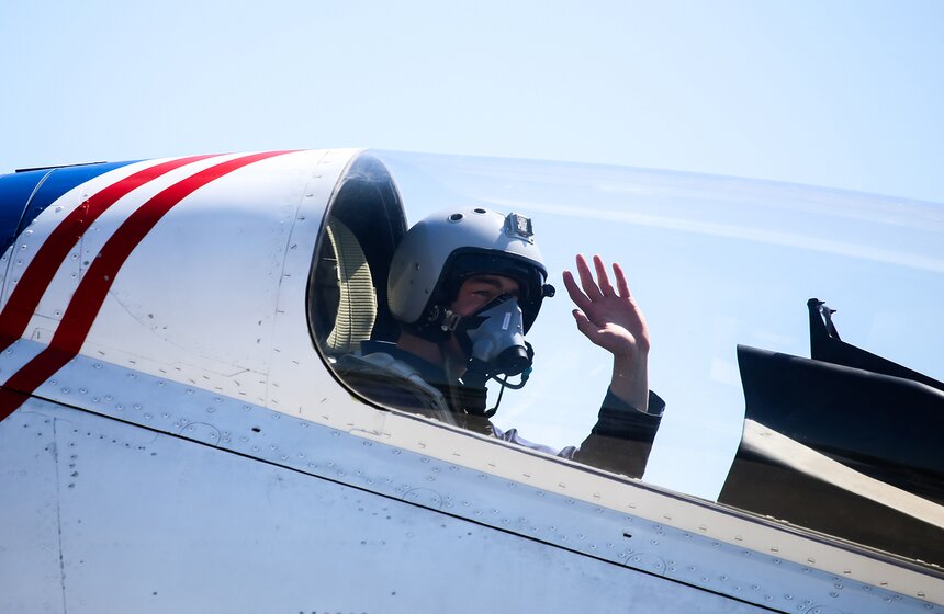 Пилот пилотажной группы "Русские витязи" приветствует зрителей