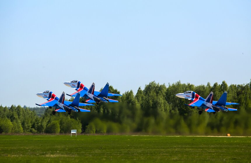 Взлет пилотажной группы "Русские витязи"