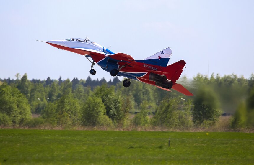 Взлет истребителя  Миг-29 пилотажной группы "Стрижи"