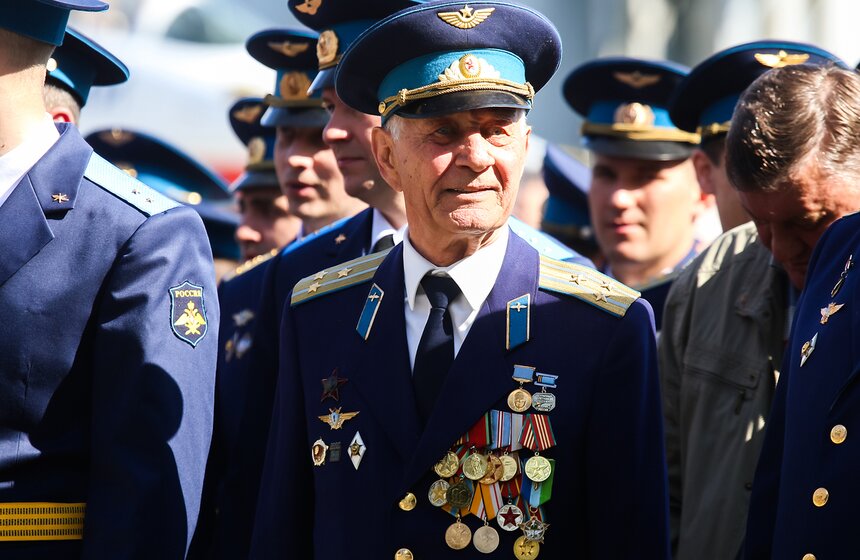 Торжественное построение на авиабазе "Кубинка" во время празднования 80-летия Центра показа авиационной техники