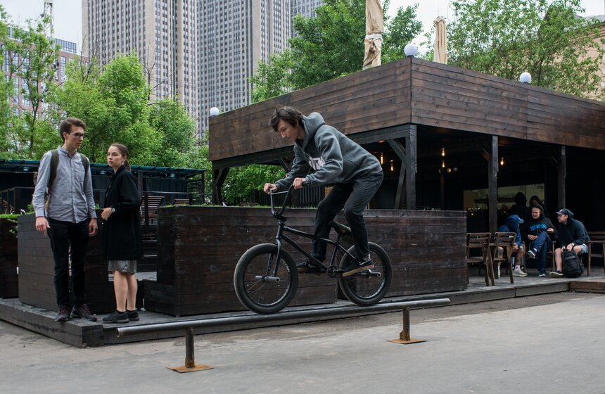 На площадке "Экстрима" соревновались на велосипедах, скейтах и самокатах