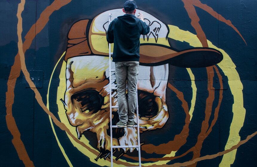 Участники фестиваля украсили стены произведениями уличного искусства