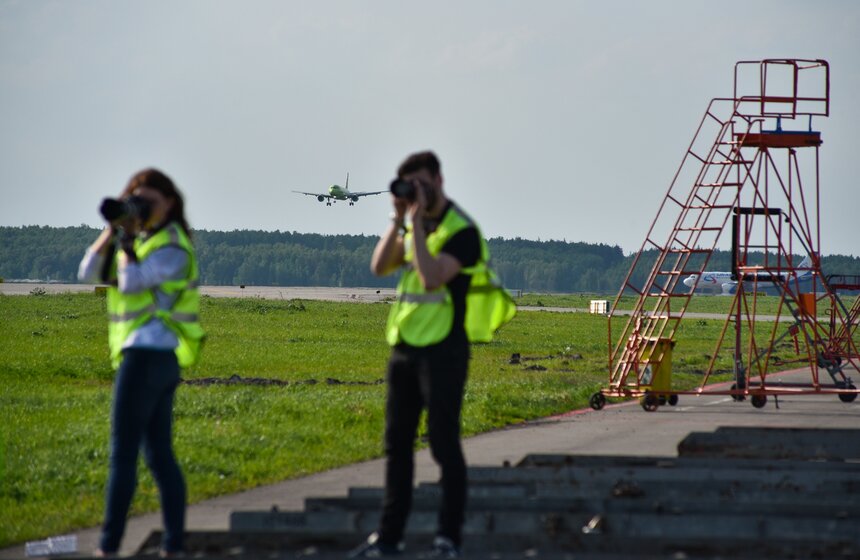 При самом распространенном виде съемки – садящихся самолетов – обычно выбирается место под глиссадой взлетно-посадочной полосы
