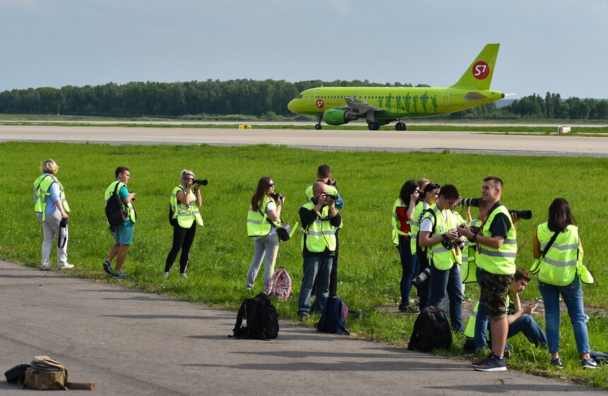 Споттеры вооружились объективами и фотографировали самолеты Airbus всех форм и мастей