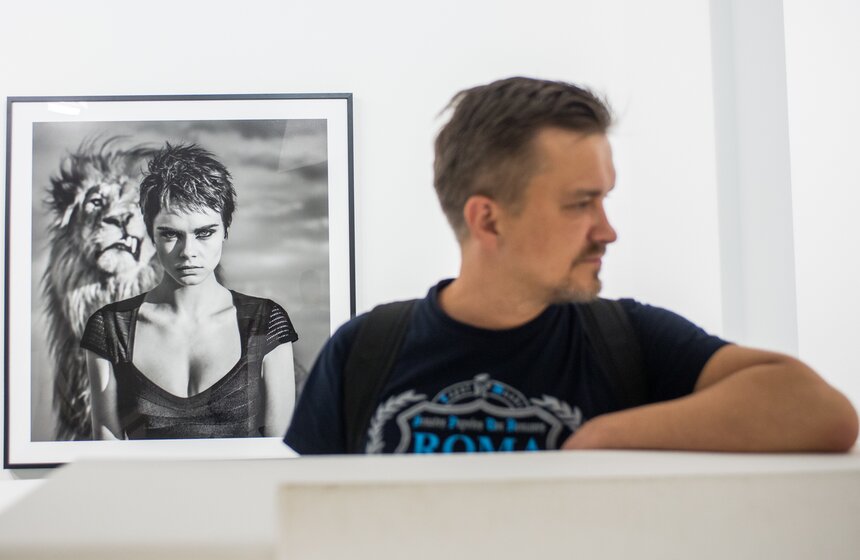 Выставка проводится в поддержку первого в России центра реабилитации временно бездомных животных "Юна"