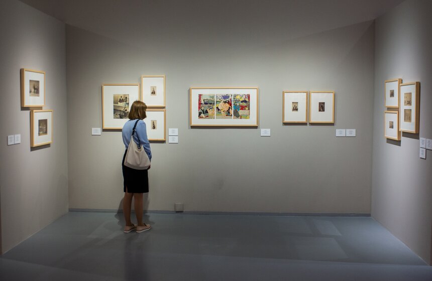 На снимках повседневность превращается в экзотический ритуал, а гейш и самураев изображают актеры