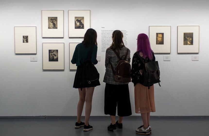 "Обладая изощренной техникой и тонким чувством формы, он заставлял фотобумагу лучиться невиданным великолепием", − написало Накаяме куратор Художественного музея Сето Юри Мицуда