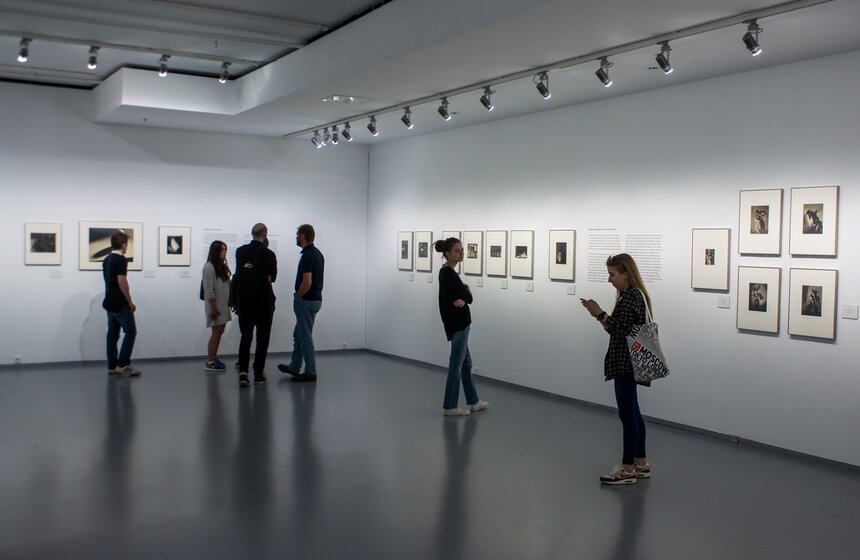 В музее также проходит выставка "Модернизм в японской фотографии" Иваты Накаямы