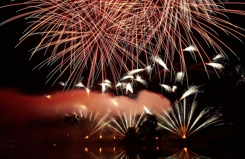 В музее-усадьбе "Кузьминки" устроили пиротехническое шоу 20 фото