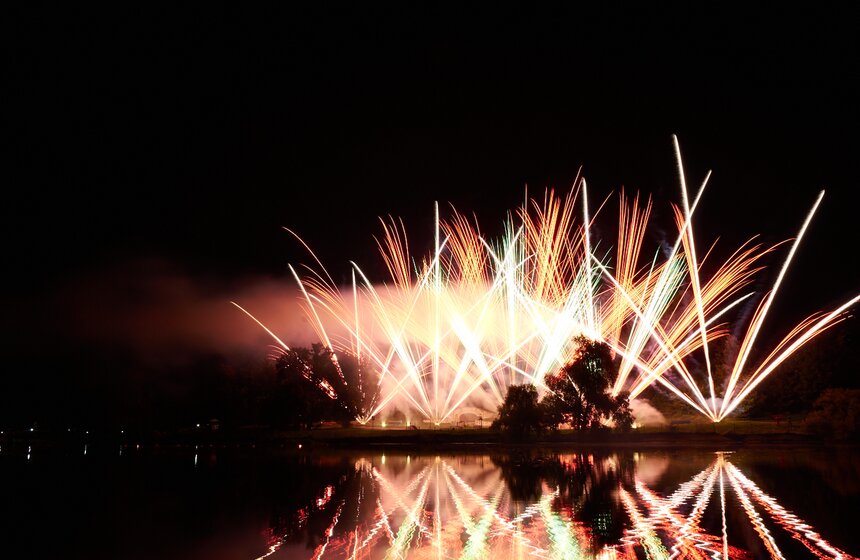 В музее-усадьбе "Кузьминки" устроили пиротехническое шоу 14 фото