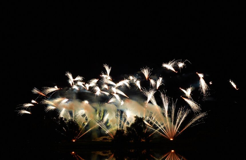 В музее-усадьбе "Кузьминки" устроили пиротехническое шоу 12 фото