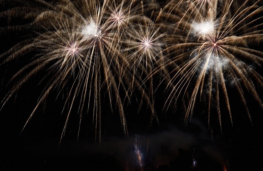 В музее-усадьбе "Кузьминки" устроили пиротехническое шоу 15 фото