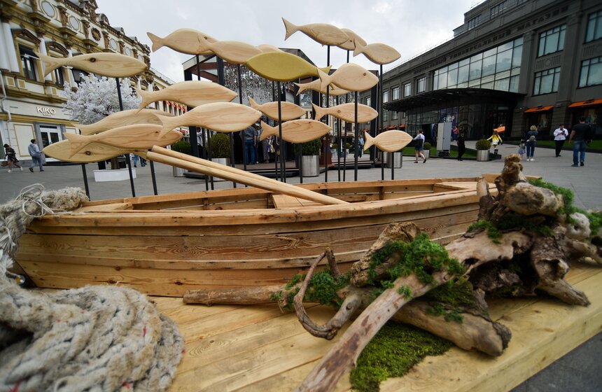 На площадке возле ЦУМа во все дни фестиваля повара будут коптить рыбу на трех видах щепок – яблоке, вишне и ольхе; также в меню местных кафе – несколько видов икры и раки, которых варят непосредственно на площадке