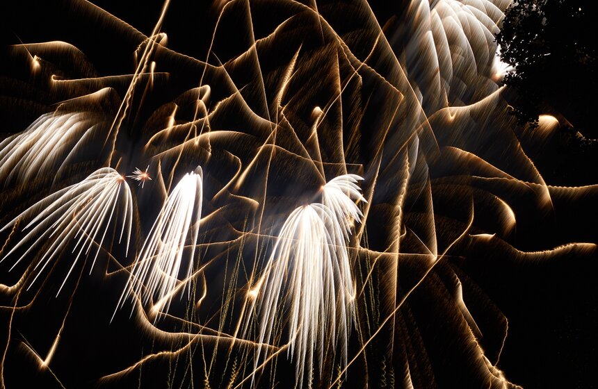 В музее-усадьбе "Кузьминки" устроили пиротехническое шоу 16 фото