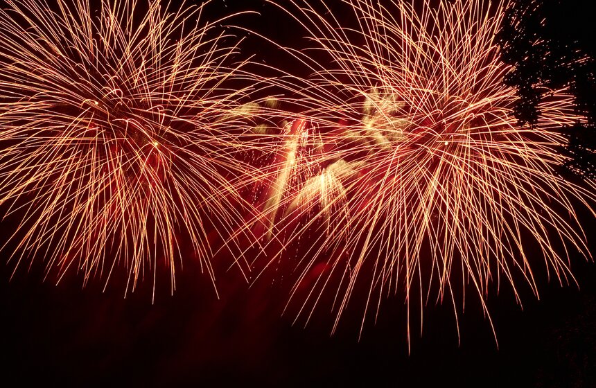 В музее-усадьбе "Кузьминки" устроили пиротехническое шоу 19 фото