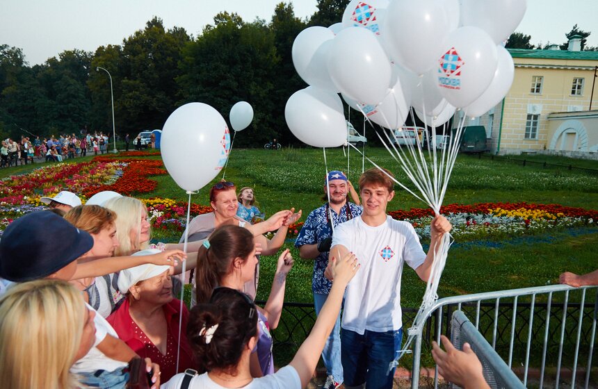 В музее-усадьбе "Кузьминки" устроили пиротехническое шоу 2 фото