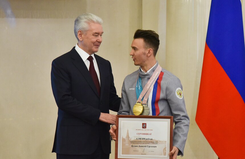 Воспитанник физкультурно-спортивного объединения "Юность Москвы" Алексей Бугаев стал паралимпийским чемпионом в горнолыжной суперкомбинации стоя и серебряным призером в гигантском слаломе стоя