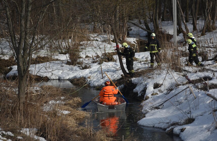 Спасатели вручную расчищают затор на реке, убирают коряги и бревна