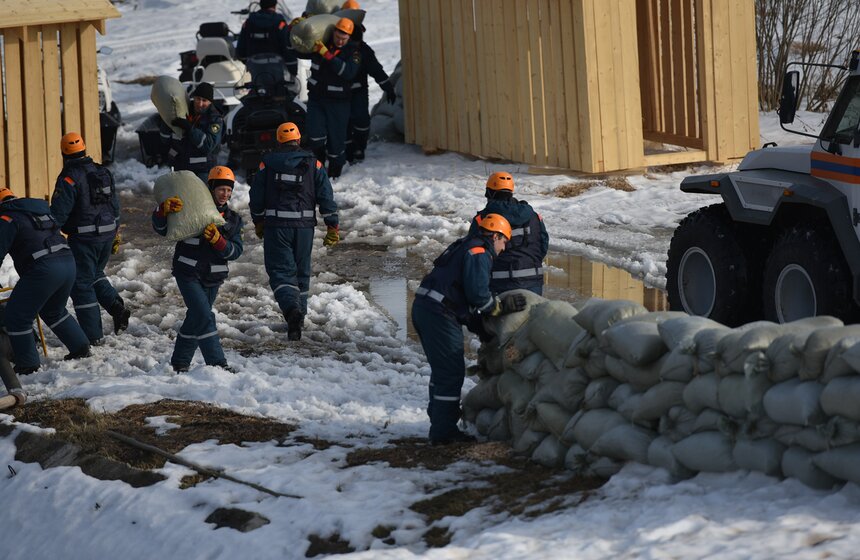 Спасатели делают заградительную дамбу из мешков с песком