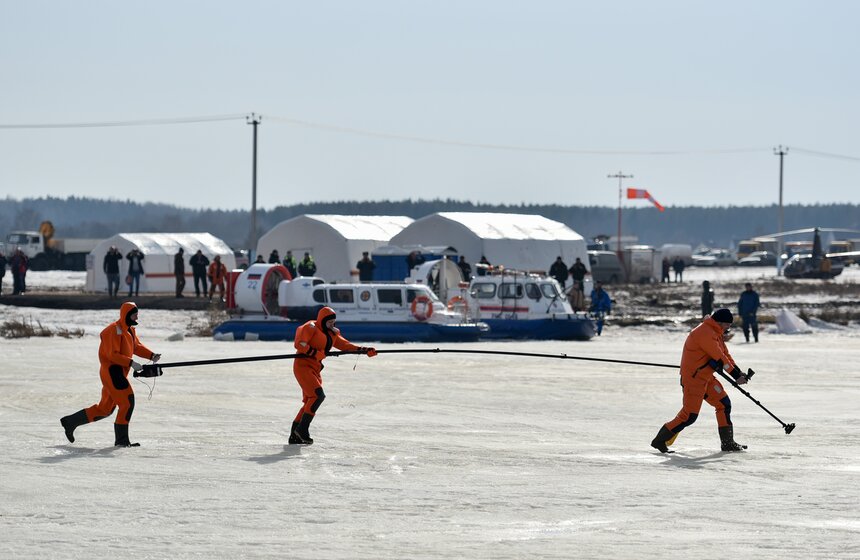 Спасатели МГПСС спешат на помощь провалившимся под лед. В руках у  у них комплект телескопический спасательный (КТС)