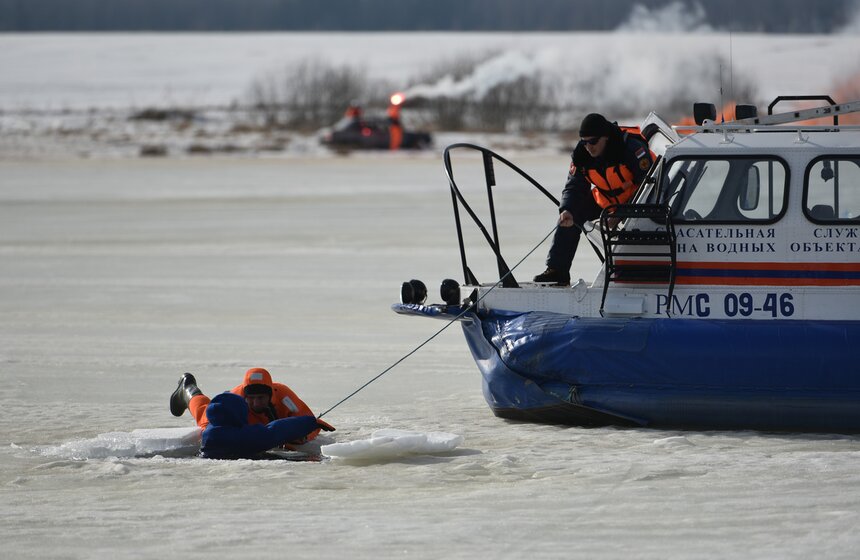 Судно на воздушной подушке "Славир-9" эвакуирует еще одного потерпевшего