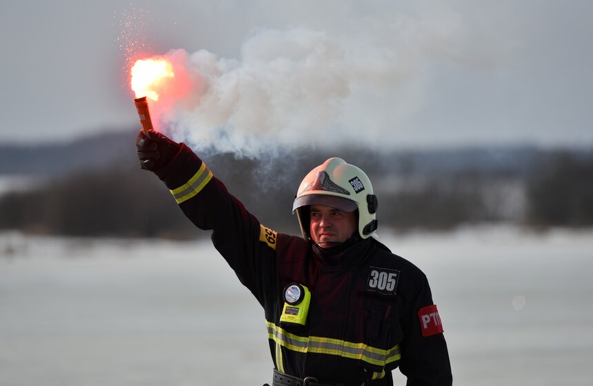 Пожарный сигнализирует о начале учений в ТиНАО близ деревни "Рыжово"