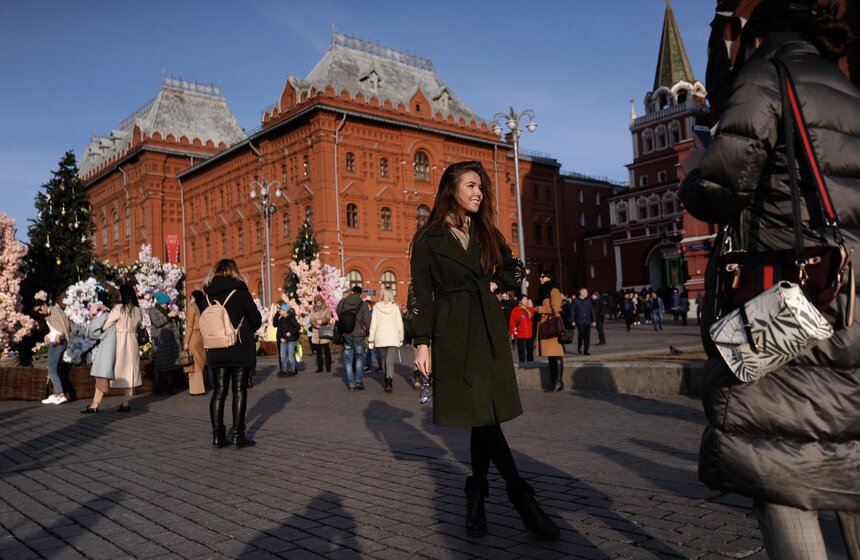 Помимо ярких цветов, москвичей радует еще и солнечная погода