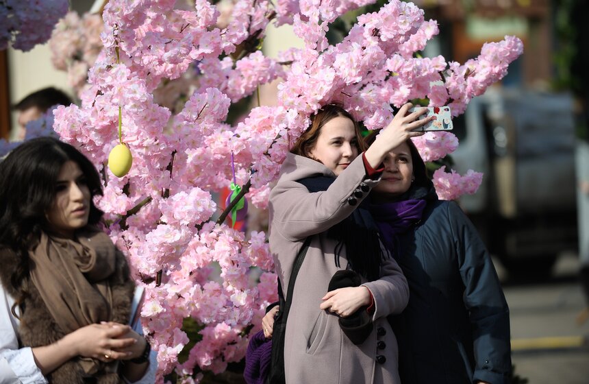 Отвыкшие от ярких цветов москвичи не упускают возможности сделать живописные фотографии