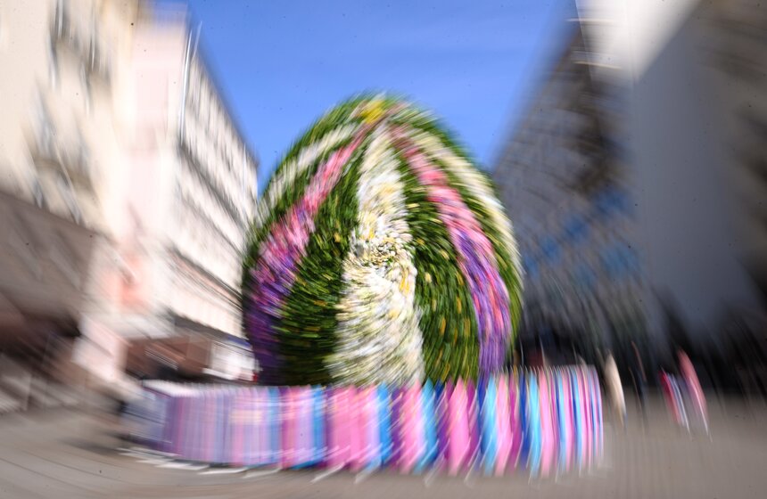 В Камергерском переулке установили самое большое в столице пасхальное яйцо высотой семь метров