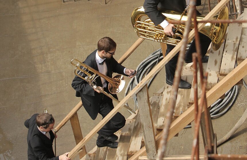 Сбор труппы театра "Геликон-опера" прошел на стройке 11 фото