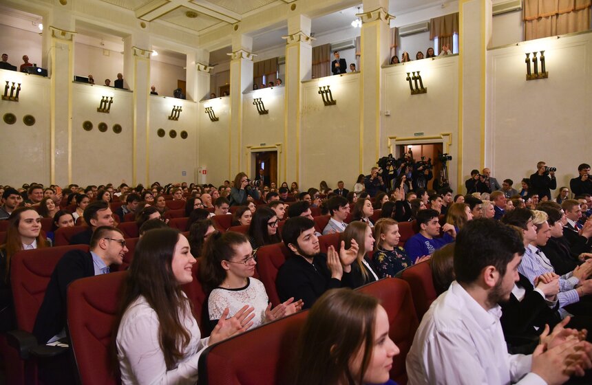 Молодежь интересовала подготовка столицы к чемпионату мира по футболу, развитие территории ВДНХ, требования к современным специалистам и правила успеха