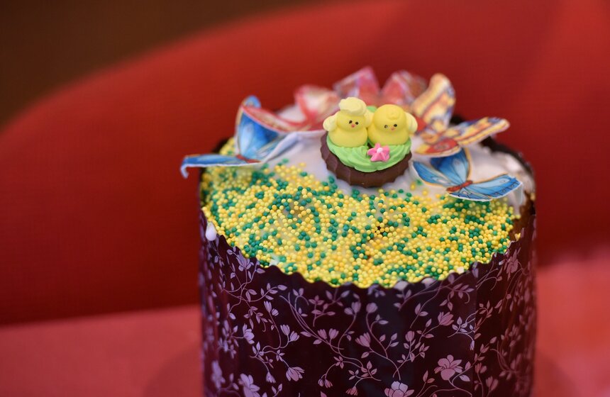 Пасхальный кулич является аналогом атроса – хлеба, который освящается на богослужении и раздается на пасхальной неделе всем верующим. Традиционный русский кулич имеет цилиндрическую форму, после выпечки его, как правило, украшаются глазурью, цветным пшеном и буквами Х и В, что символизирует воскрешение Христа.