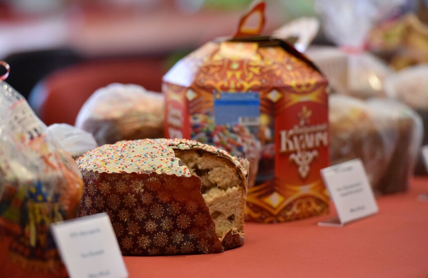 Куличи выпекают к православному празднику Пасхи – одному из древнейших праздников христиан и самому главному в церковном богослужении. Кроме того, для верующих Пасха – это окончание Великого поста, а сдобность и легкость кулича способствуют мягкому переходу от строгого поста к скоромным (животным) блюдам.