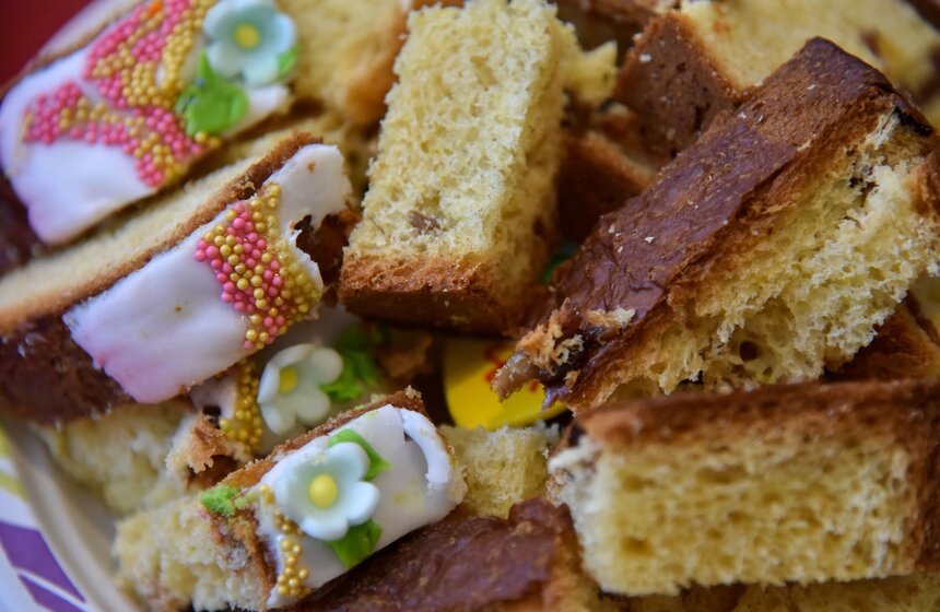 Особенностью рецепта всех куличей является то, что в приготовлении используется только мука высшего сорта (самая белая). Также в кулич добавляются яйца, сливочное масло, сахар и наполнители – изюм, цукаты или орехи. Кроме того, в состав могут входить молочные сливки, ванилин, цедра лимона, кардамон, мускатный орех, шафран, настойка рома и другие компоненты.