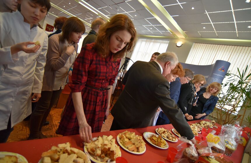 Народное голосование проводилось с помощью всех гостей конкурса. Номер понравившегося на вкус изделия народные ценители куличей должны были положить в специльную корзину.