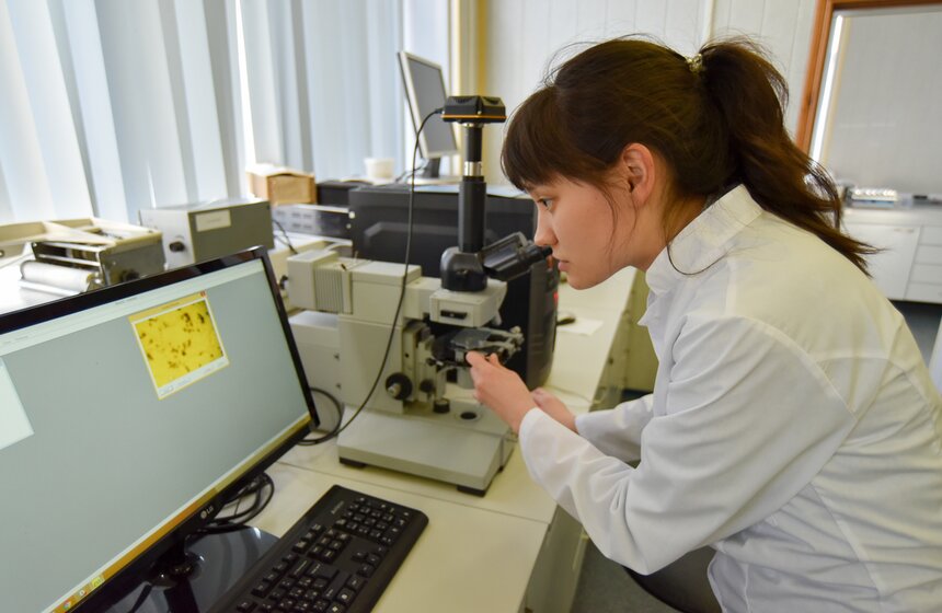 К слову, победителей проверяли на современном оборудовании, которое используется в Научно-исследовательском институте хлебопекарной промышленности. Здесь можно проверить готовое изделие (тот же кулич) на соответствие всем нормам.