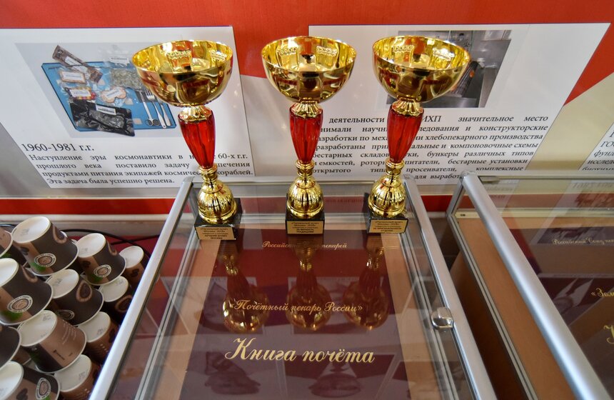 Кроме трех основных номинаций – "Лучший кулич Москвы", "За верность традициям" и "За оригинальность отделки" – проводилось еще народное голосование по итогам дегустации 15 куличей-финалистов.