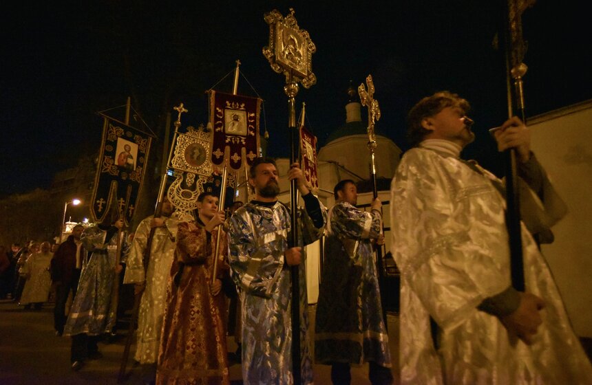 Процессия вышла за территорию храма и пошла прямо по Тихвинскому переулку. Свернув на Тихвинскую улицу, колонна пошла прямо по трамвайным путям. Сотрудники ДПС остановили на время трамвайное движение на участке, пока люди не покинули проезжую часть.