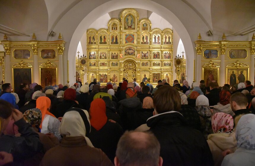 На Пасхальную службу собралось более 400 человек.