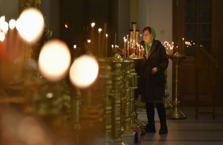 В Пасхальную ночь храм озарился сиянием сотен свечей.