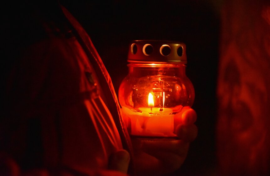 По данным историков, 8 декабря 1941 года чудотворный список Тихвинской иконы из московского храма Тихвинской иконы Божией Матери в Алексеевском на самолете обнесли вокруг Москвы. Поговаривают, что благодаря этому столица устояла перед врагом.