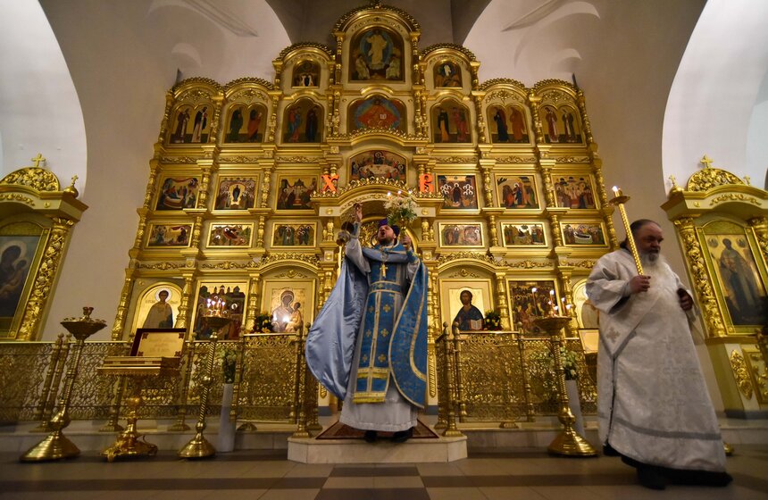 Священник Максим Никитский громогласно поздравил прихожан с наступившей Пасхой. "Христос воскресе!" – выкрикивал священнослужитель. "Воистину воскресе", – отвечали прихожане.