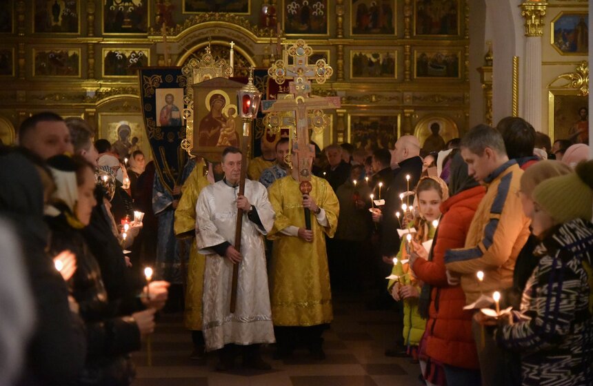 Крестный ход начался ровно в полночь. Крестный ход – это торжественное церковное шествие с хоругвями, большим крестом и иконами вокруг церкви, из одного храма в другой или от одного места к другому (например, от захоронения мученика к освящению нового храма его имени).
