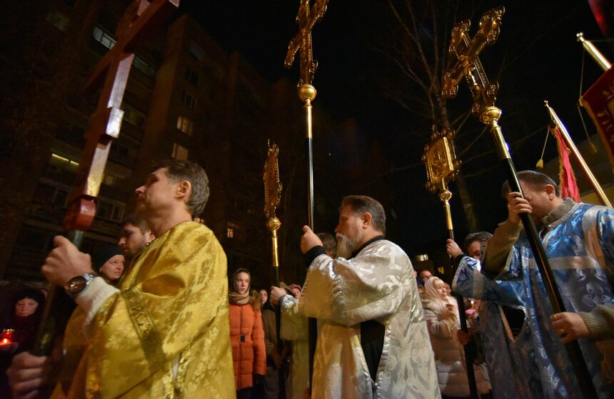 Священнослужители вышли на улицу под пение молитв. Местные жители с интересом разглядывали процессию из окон и с балконов. У некоторых в руках были зажженные свечи.