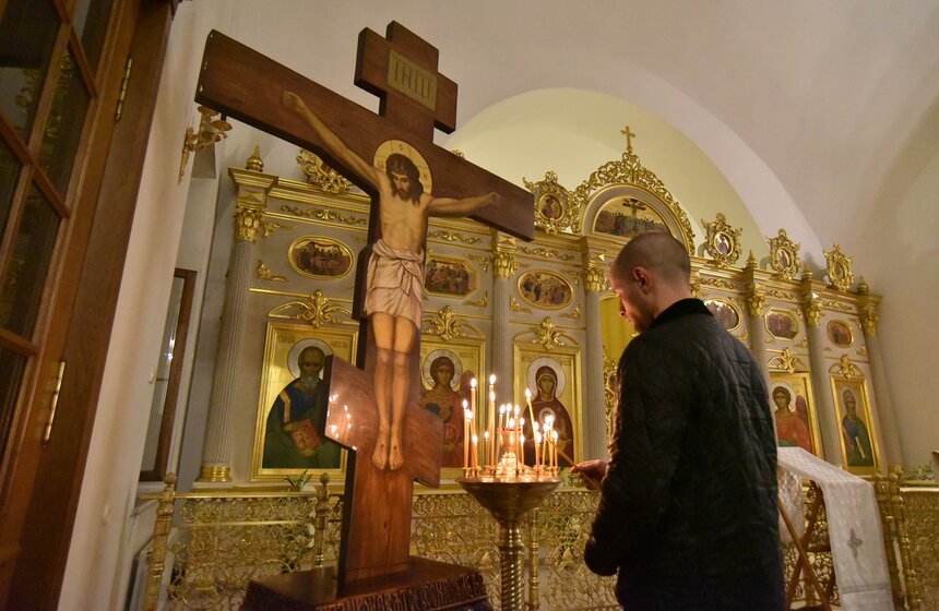 А главная пасхальная служба – полунощница – началась в храме Тихвинской иконы Божией Матери в Сущеве в 23:15.